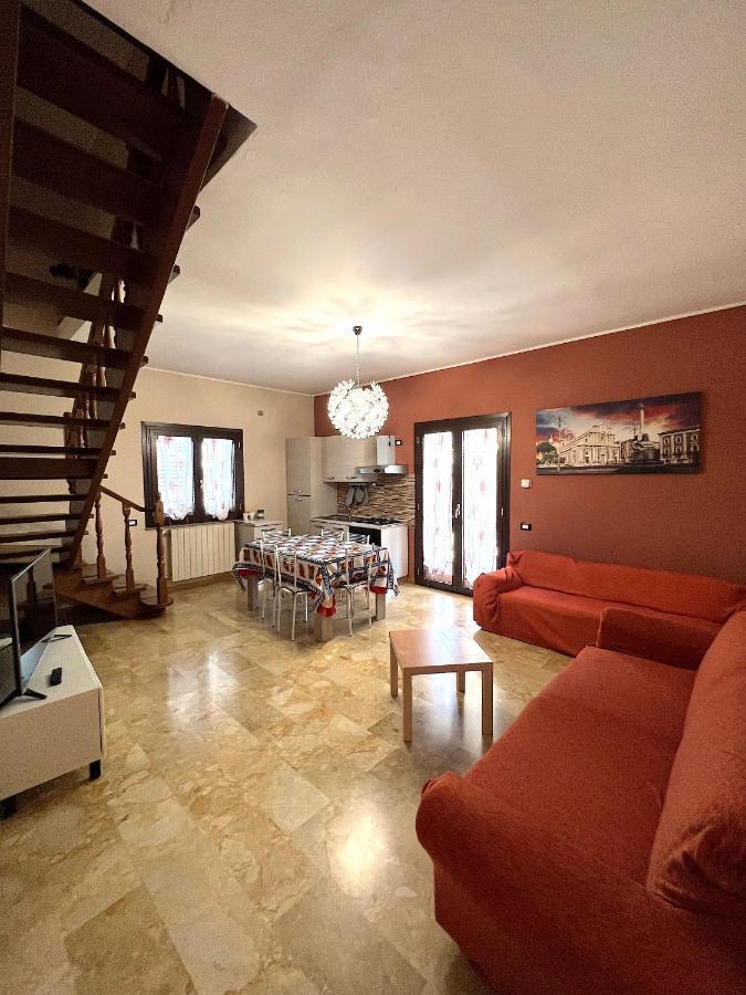 Casa Vacanze Volpe Dell'Etna นีโกโลซี ภายนอก รูปภาพ